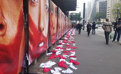 ONG Rio da Paz organiza manifestação contra a cultura do estupro com fotografias e calcinhas no vão livre do Masp