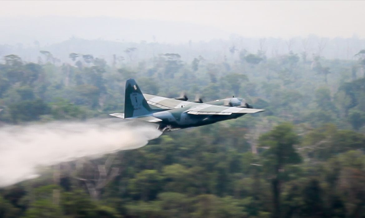 A Força Aérea Brasileira (FAB) emprega, a partir de hoje (24/08), duas aeronaves C-130 Hércules no combate aos focos de incêndio na Amazônia, partindo de Porto Velho (RO).
