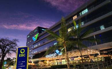 Brasília (DF), 24/10/2023, Totem na fachada da EBC, com a nova logo marca, que fica na entrada da Empresa Brasil de Comunicação, localizado no Venâncio Shopping em Brasília. Foto: Rafa Neddermeyer/Agência Brasil