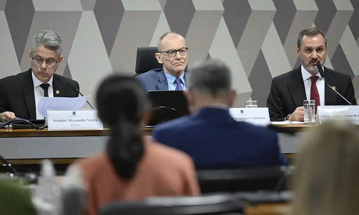 Andressa Anholete/Agência Senado Brasília - 18/11/2025 - CPI do Crime Organizado (CPICRIME) realiza reunião para ouvir dois depoimentos. À mesa, em pronunciamento, diretor-geral da Polícia Federal, Andrei Augusto Passos Rodrigues. Foto: Andressa Anholete/Agência Senado
