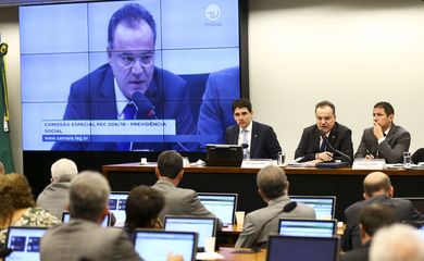 A comissão especial da Reforma da Previdência começa a discutir o parecer do relator.