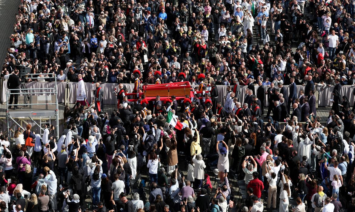 Roma 23/04/2025 - Corpo do papa Francisco é levado para Basílica de São Pedro.  Reuters/Guglielmo Mangiapane/Proibida reprodução