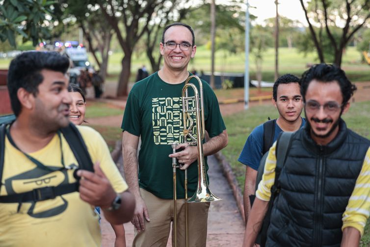 Brasília (DF), 01/17/2026 – Musician Lucas Borges with his trombone.  Summer course at the music school in Brasília.  Photo: Joédson Alves/Agência Brasil