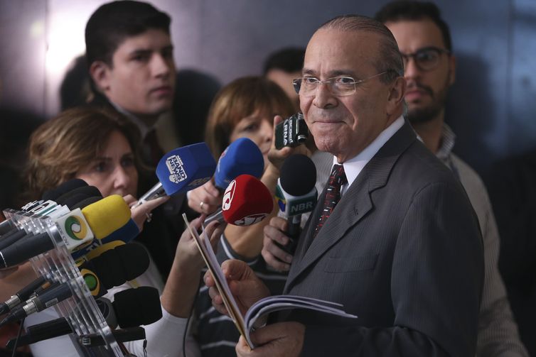 Coordenador da transição, o ministro da Casa Civil, Eliseu Padilha, fala à imprensa, no Palácio do Planalto.