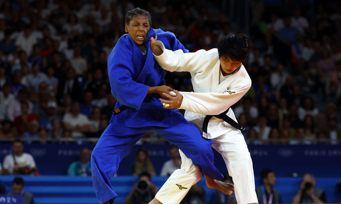 Paris 2024 Olympics - Judo - Women -57 kg Contest for Bronze Medal A - Champ de Mars Arena, Paris, France - July 29, 2024.  Haruka Funakubo of Japan in action against Rafaela Silva of Brazil. Reuters/Kim Kyung-Hoon/Proibida reprodução