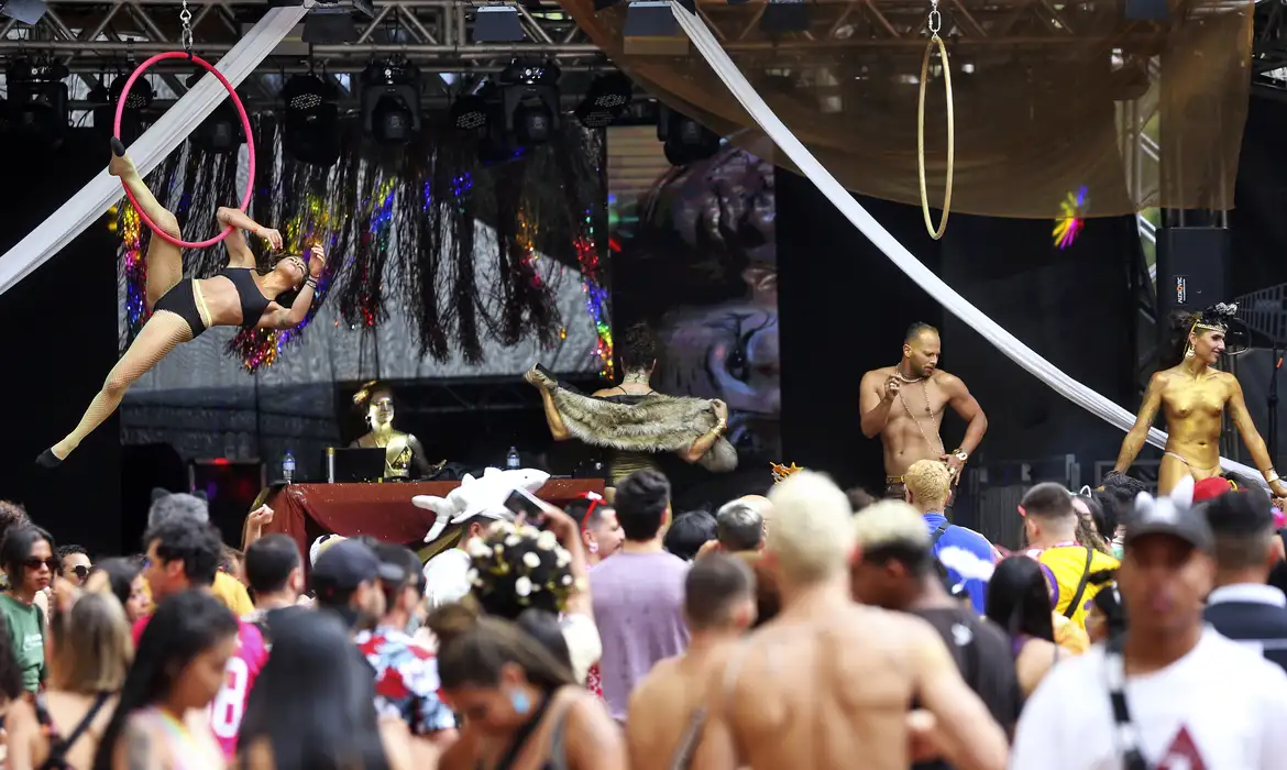 Antonio Cruz/Agência Brasil Brasília (DF), 20/02/2023 - Foliões durante carnaval de rua no setor comercial sul (SCS). Foto: Antonio Cruz/Agência Brasil. Foto: Antonio Cruz/Agência Brasil