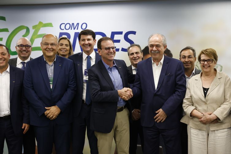 Rio de Janeiro (RJ), 28/08/2025 – O presidente do BNDES, Aluízio Mercadante, recebe o prefeito do Rio, Eduardo Paes, presidente da Frente Nacional de Prefeitas e Prefeitos (FPN), além de prefeitos representantes outros municípios para detalhar as medidas de apoio do Plano Brasil Soberano. Foto: Fernando Frazão/Agência Brasil