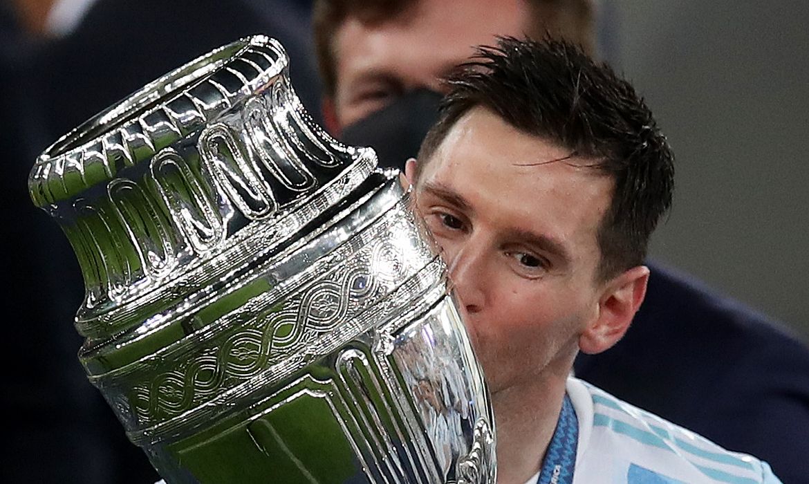 Lionel Messi beija troféu da Copa América no Maracanã - argentino