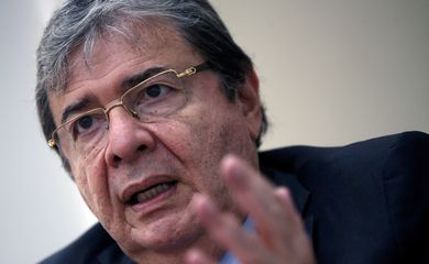 Ministro da Defesa da Colômbia morre de pneumonia viral ligada à Covid-19.