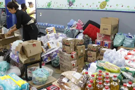 Volunteers organize donations in solidarity with victims and homeless people from the rains in Petrópolis, in the 24 de Maio community.