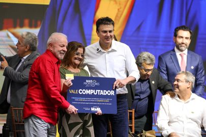 Tomaz Silva/Agência Brasil Rio de Janeiro (RJ), 15/10/2025 – O presidente do Brasil, Luiz Inácio Lula da Silva e autoridades entregam documento durante evento comemorativo do Dia do Professor, no Ginásio Educacional Olímpico (GEO) Isabel Salgado, no Rio de Janeiro. Foto: Tomaz Silva/Agência Brasil