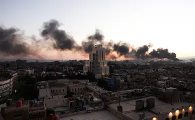 Síria- 08/12/2024  Pessoas passam  por um tanque que pertencia ao Exército Sírio, depois que rebeldes sírios anunciaram que derrubaram Bashar al-Assad da Síria, em Damasco, Síria, 8 de dezembro de 2024. Reuters/Mohamed Azakir/Proibida reprodução