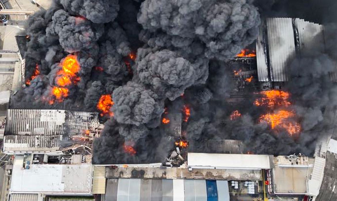 Rio de Janeiro (RJ) 09/02/2025 - Incêndio em fábrica gera risco de vazamento na Baía de Guanabara.
Foto: Governo do Rio de Janeiro/Divulgação