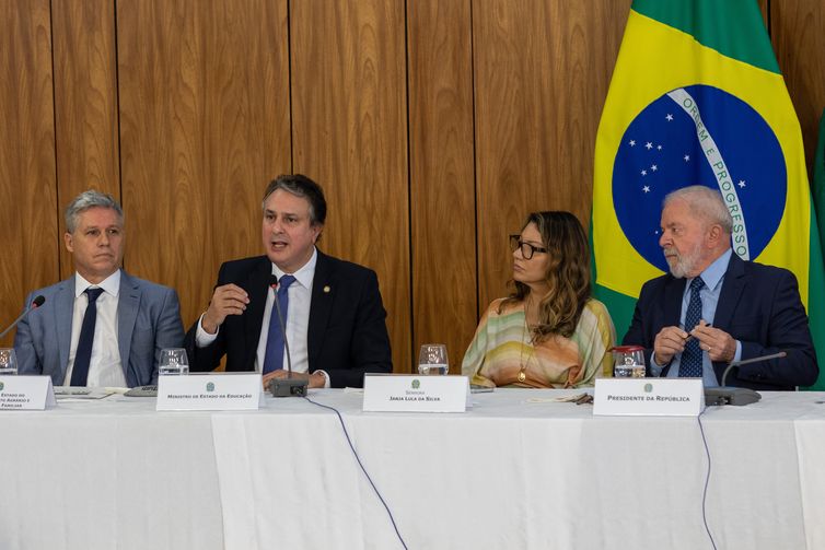 Ministro do MDA, Paulo Teixeira, ministro da Educação, Camilo Santana, primeira-dama Janja Lula da Silva e o presidente Lula, durante lançamento da plataforma Mãos à ObraFabio Rodrigues-Pozzebom/ Agência Brasil