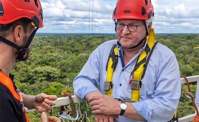 Federal President in Brazil - visit to the rainforest
