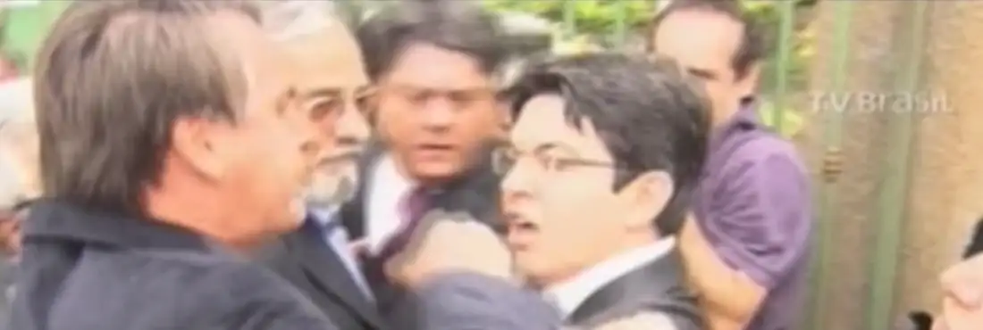 Bolsonaro provoca tumulto em visita de Comissão da Verdade A confusão começou quando o deputado federal Jair Bolsonaro forçou a passagem, no portão do 1º Batalhão de Polícia do Exército, e discutiu com o senador Randolfe Rodrigues