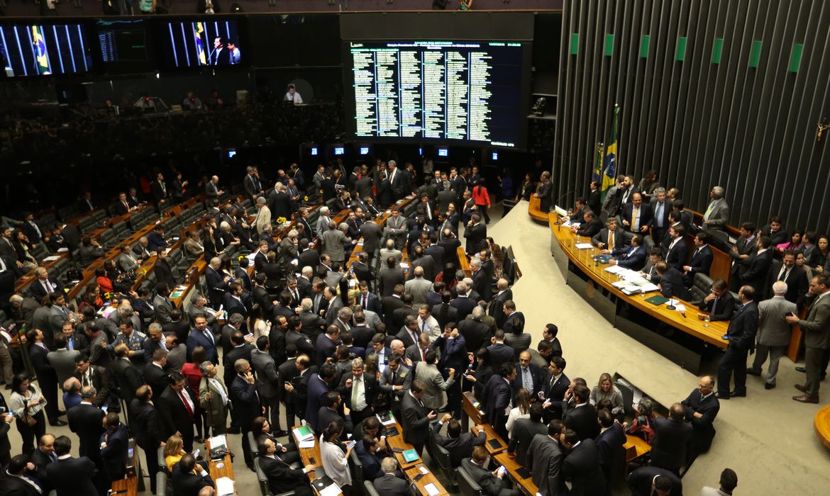 Brasília - Os deputados Rodrigo Maia (DEM-RJ), com 120 votos, e Rogério Rosso (PSD-DF), com 106 votos, disputam o segundo turno da eleição para presidente da Câmara dos Deputados  (Fabio Rodrigues Pozzebom/Agência Brasil)