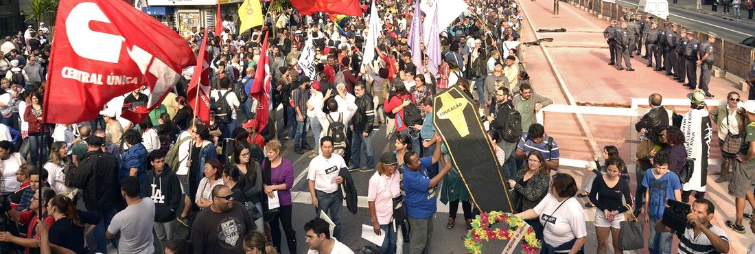 Professores estaduais paulistas em greve fazem protesto em São Paulo