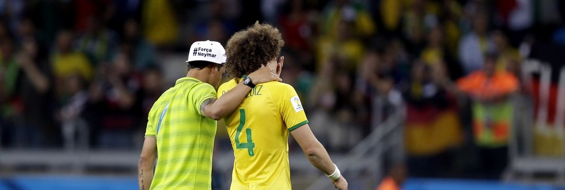Fora da partida, Thiago Silva entra em campo e consola o companheiro de seleção David Luiz após derrota histórica para a Alemanha no Estádio Mineirão, em Belo Horizonte