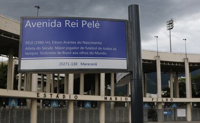 Trecho da Avenida Presidente Castelo Branco, mais conhecida como Radial Oeste, é batizado Avenida Rei Pelé nas imediações do Estádio do Maracanã.