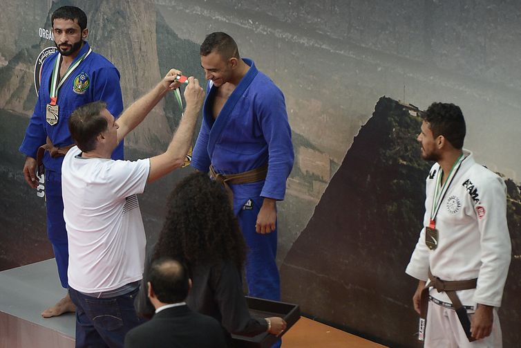 O presidente eleito Jair Bolsonaro entrega medalhas aos vencedores na categoria faixa marrom adulto no Grand Slam de Jiu-Jitsu na Barra da Tijuca, no Rio de Janeiro.