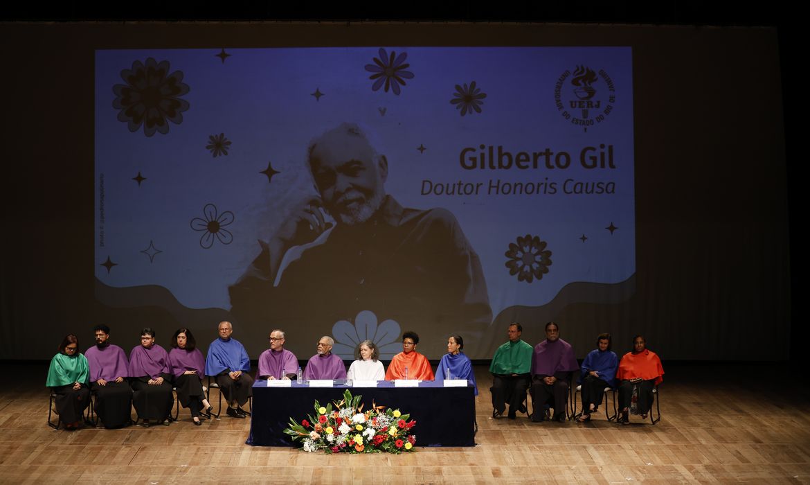 Rio de Janeiro (RJ) 18/06/2024 – O cantor e compositor Gilberto Gil recebe o título de Doutor Honoris Causa da Universidade do Estado do Rio de Janeiro (UERJ), no Teatro Odylo Costa Filho, Campus Maracanã. Foto: Fernando Frazão/Agência Brasil