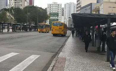 Sistema de transporte de Curitiba é considerado modelo no país, mas também é alvo de críticas dos usuários