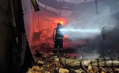 Bombeiro durante combate ao fogo em crechê e fábrica de colchões na zona leste de SP - Foto: Divulgação/Corpo de Bombeiros