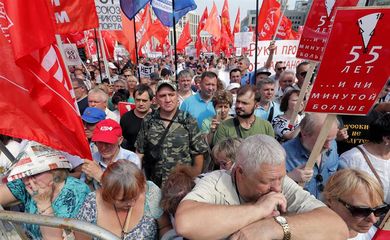 Milhares de russos protestam em Moscou contra uma reforma no sistema previdenciário do país que prevê aumentar a idade mínima para aposentadoria