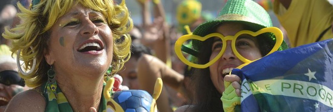 Tordecores assistem ao jogo do Brasil contra o Chile, no Fifa Fan Fest em Copacabana, zona sul do Rio