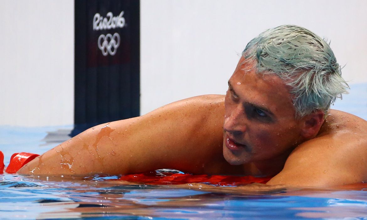 O nadador norte-americano Ryan Lochte teria sido assaltado no Rio. Comitê Rio 2016 não confirma