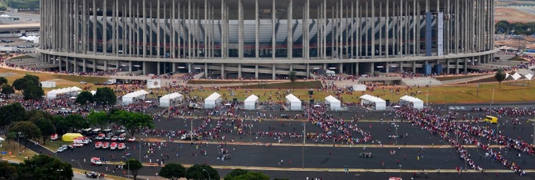 Torcedores chegam ao Estádio Nacional de Brasília Mané Garrincha onde acontece o segundo jogo teste antes da abertura oficial da Copa das Confederações.