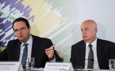Brasília - O ministro da Fazenda, Nelson Barbosa (E), e o ministro do Planejamento, Valdir Simão, anunciam cortes no Orçamento e mudanças fiscais para 2016 (Marcelo Camargo/Agência Brasil)