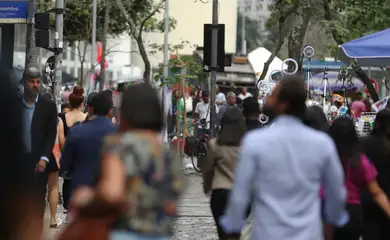 Movimentação de pessoas nas ruas do centro da cidade.