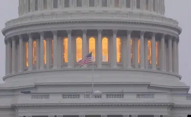 Bbandeira dos Estados Unidos em frente à cúpula do Capitólio dos EUA