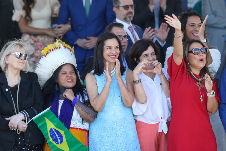 Com coro pela democracia, Lula participa de desfile pela nona vez