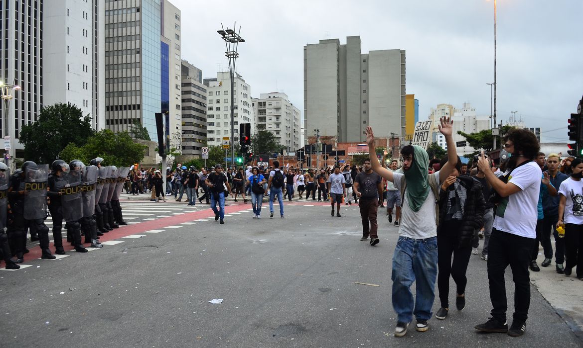 São Paulo - A manifestação contra o aumento das tarifas do transporte público coletivo de São Paulo foi dispersada pela Polícia Militar (PM) mesmo antes de começar a se deslocar em passeata (Rovena Rosa/Agência Brasil)