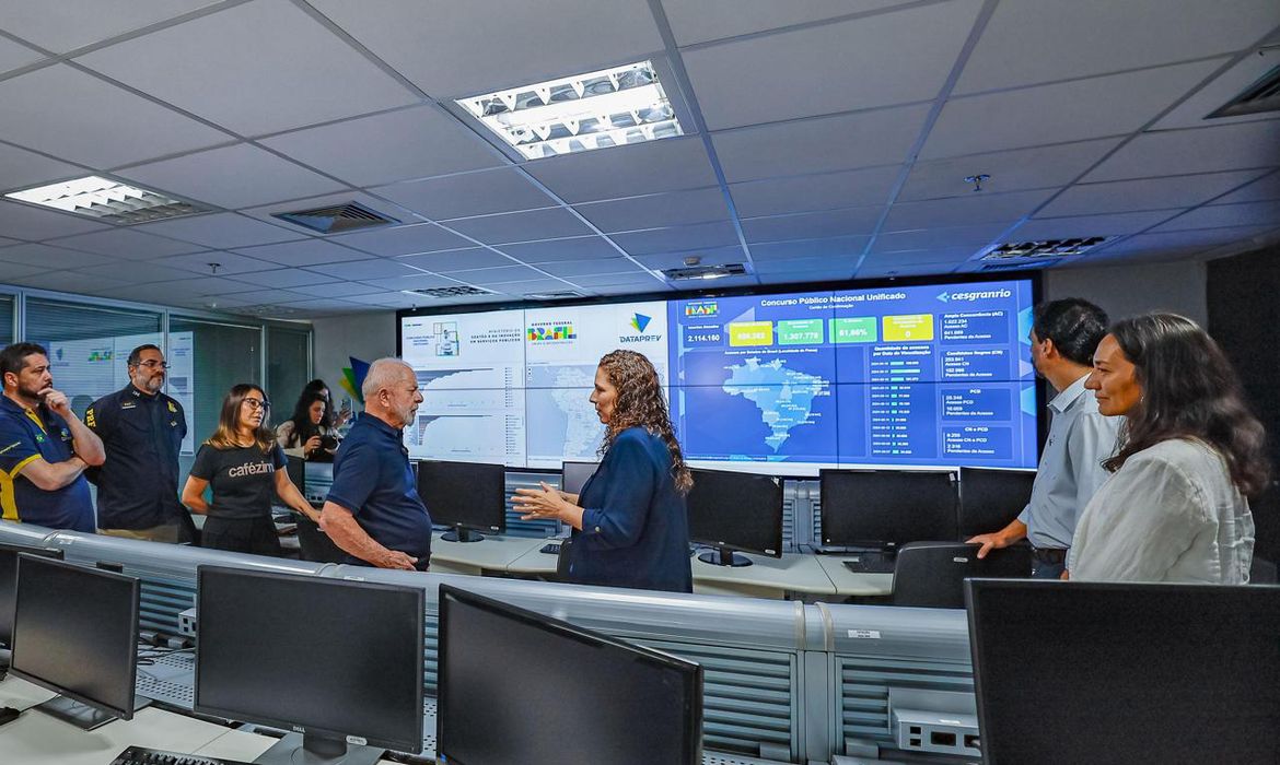 16.08.2024 - Presidente da República, Luiz Inácio Lula da Silva e a ministra da Gestão e Inovação em Serviços Públicos, Esther Dweck, durante visita a sala de situação que monitora aplicação do CNU em todo o país. Foto: Ricardo Stuckert/PR