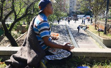 São Paulo - Anderson que está em situação de rua, na Praça da Sé, região central, enfrentou temperatura de 0°C. Foi a madrugada mais fria dos últimos 12 anos (Rovena Rosa/Agência Brasil)