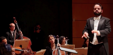Orquestra Pianíssimo, sob a regência do Maestro César Timóteo 