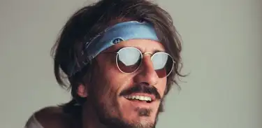 Renato Azambuja presta tributo a Cazuza no show Exagerado