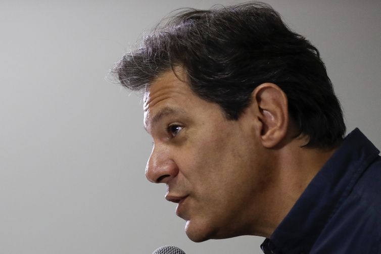 BRA50. SAO PAULO (BRASIL), 15/10/2018.- El candidato a la Presidencia de Brasil por el Partido de los Trabajadores (PT) Fernando Haddad, sucesor del expresidente Luiz Inácio Lula da Silva en la carrera electoral, habla hoy, lunes 15 de octubre