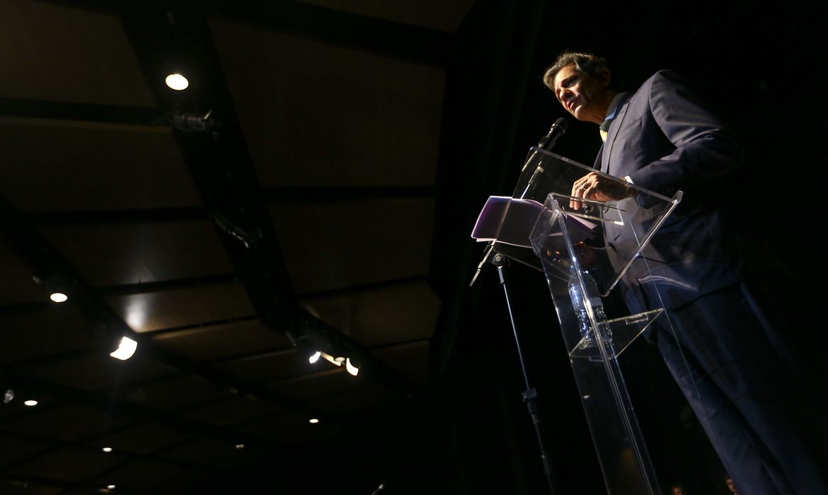 O ministro da Fazenda, Fernando Haddad, assume o cargo em cerimônia no Centro Cultural Banco do Brasil (CCBB).