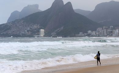 Rio de Janeiro (RJ), 03/04/2023 - Ressaca na orla de Ipanema e Leblon, zona sul da cidade. Foto: Tânia Rêgo/Agência Brasil