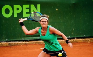 Sara Falcão/Direitos Reservados Carol Meligeni vence compatriota Bia Falcão no torneio de Oeiras, em Portugal, em 29/04/2021 - tênis - WTA