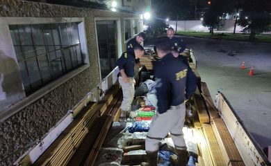 Agentes da Polícia Rodoviária Federal (PRF) encontraram seis toneladas de maconha em uma carreta com carga de madeira