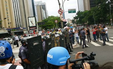 São Paulo - A Polícia Militar reprimi a manifestação de universitários da USP, com bombas de feito moral e gás lacrimogêneo, os estudantes protestavam na Avenida Paulista (Foto repórter - Fernanda Cruz/Agência Brasil)