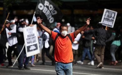 Manifestantes protestam contra plano econômico do presidente Javier Milei, em Buenos Aires
10/04/2024
REUTERS/Agustin Marcarian