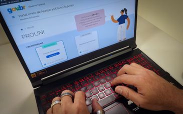 O Programa Universidade Para Todos (Prouni) oferta bolsas de estudo, integrais e parciais (50% do valor da mensalidade do curso), em cursos de graduação e sequenciais de formação específica, em instituições de educação superior privadas. As inscrições pod/Foto: Juca Varella/Agência Brasil O Programa Universidade Para Todos (Prouni) oferta bolsas de estudo, integrais e parciais (50% do valor da mensalidade do curso), em cursos de graduação e sequenciais de formação específica, em instituições de educação superior privadas. As inscrições pod
