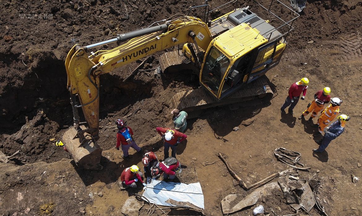 O Corpo de Bombeiros de Minas Gerais informou hoje (19) que encontrou o corpo de mais uma vítima do rompimento da barragem da Mina Córrego do Feijão, em Brumadinho, na região metropolitana de Belo Horizonte.